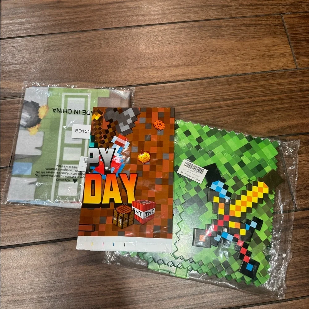 MINECRAFT Pixelated Birthday Party Supplies Set